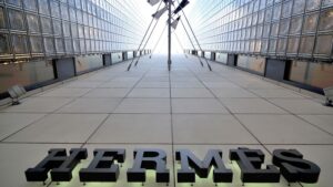 مبيعات أكبر العلامات التجارية الفاخرة في أوروبا تتأثر وسط توترات الشرق الأوسط